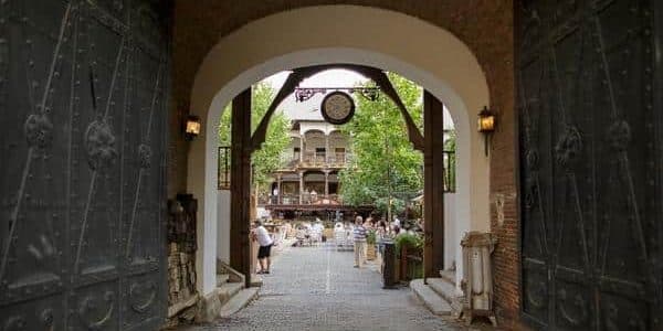 intrarea in restaurantul hanul lui manuc, un loc unde poti manca bors in bucuresti,