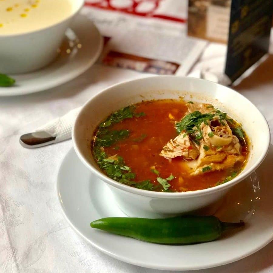 o farfurie de bors de curcan, cu ardei iute pe fardurie și verdeață .Povestea borșului