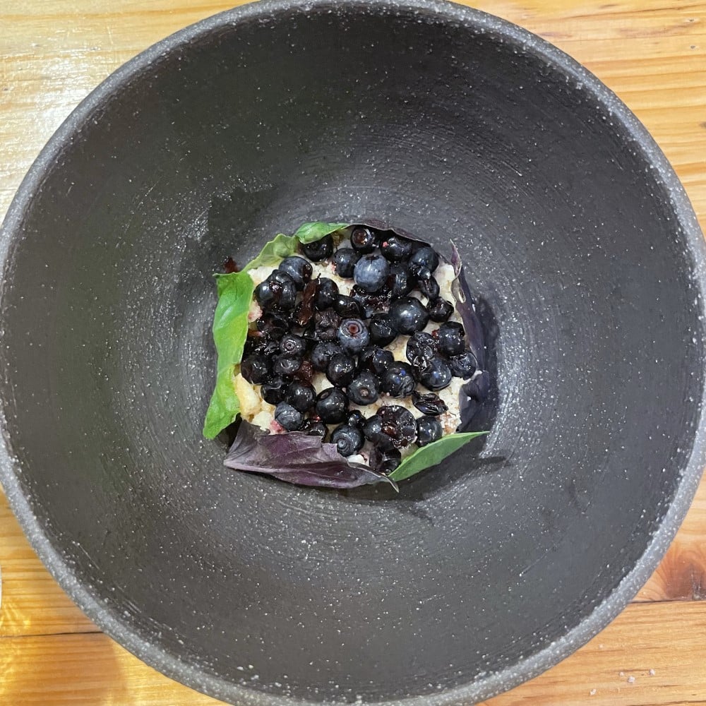 preparat de fine dining de la restaurant Soro lume din București. 