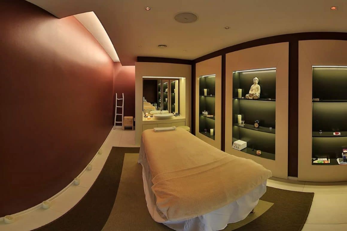 o masă de tratament spa la Forest Retreat