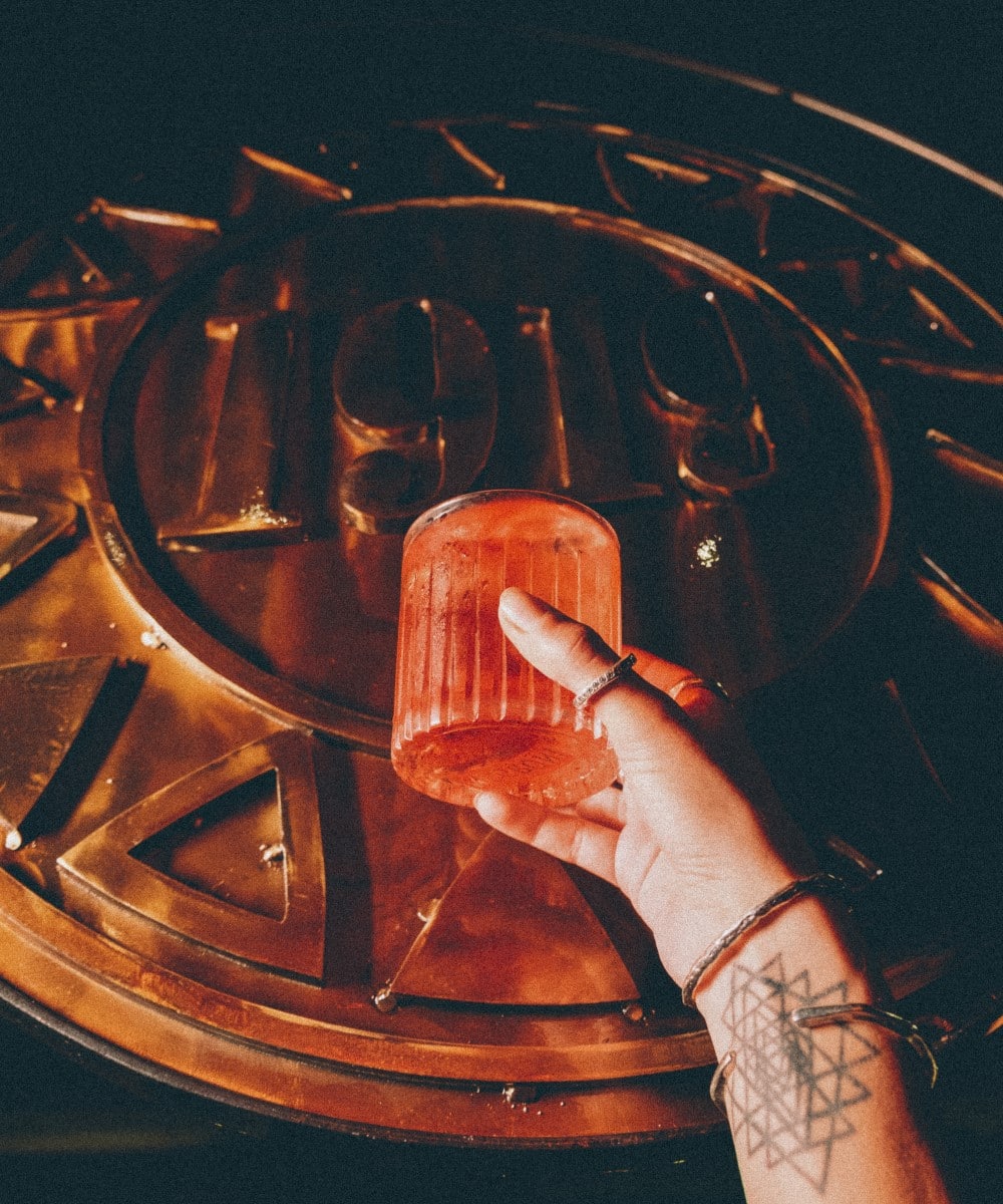 pahar d enegroni ridicat in dreptul siglei cu anul 1919, anul la care s-a inventat