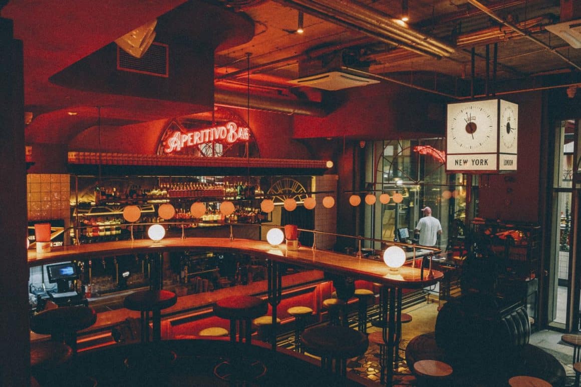 imagine din interiorul Negroni Aperitivo Bar București, cu lumina difuza si decorat cu mult rosu