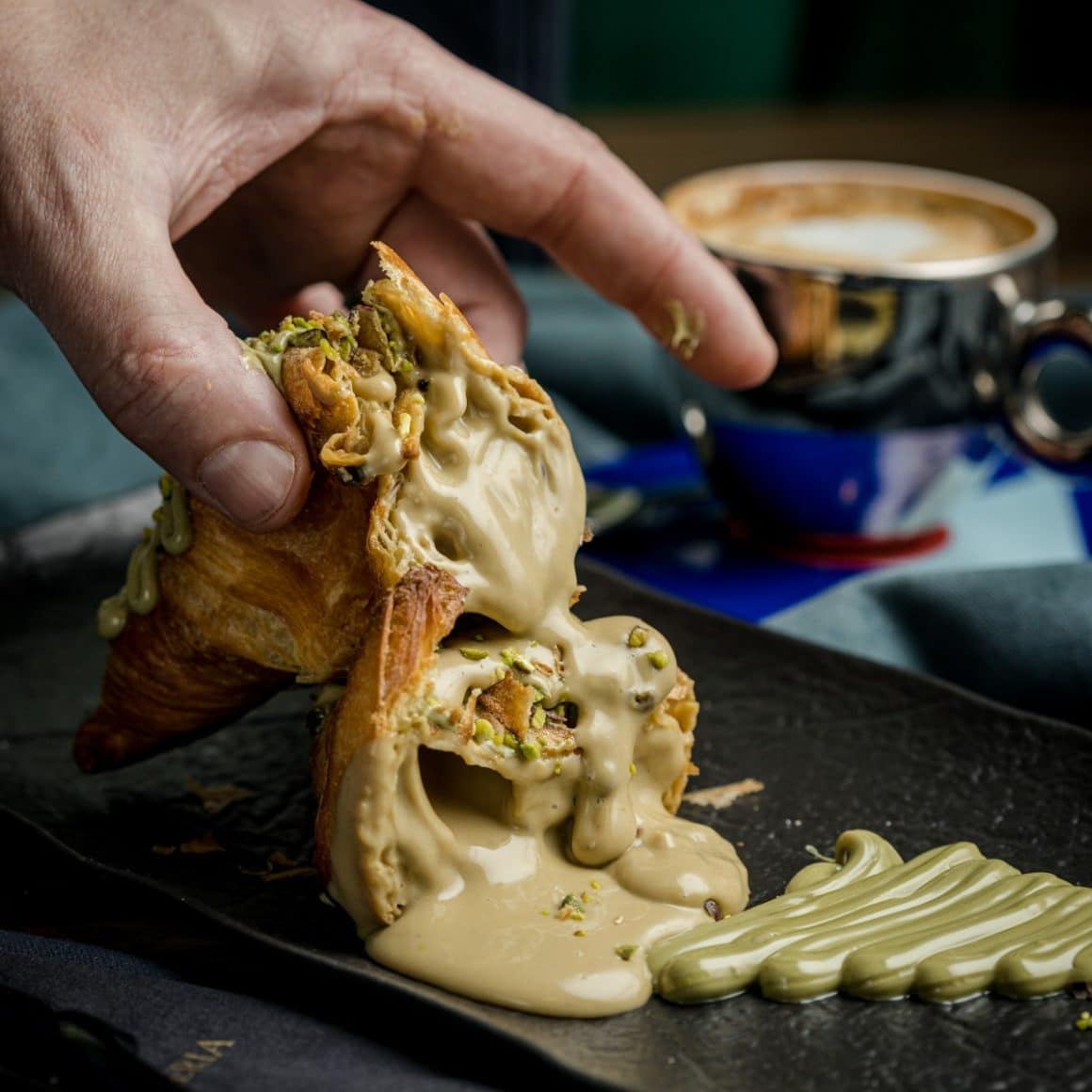 croissant plin de crema de fistic