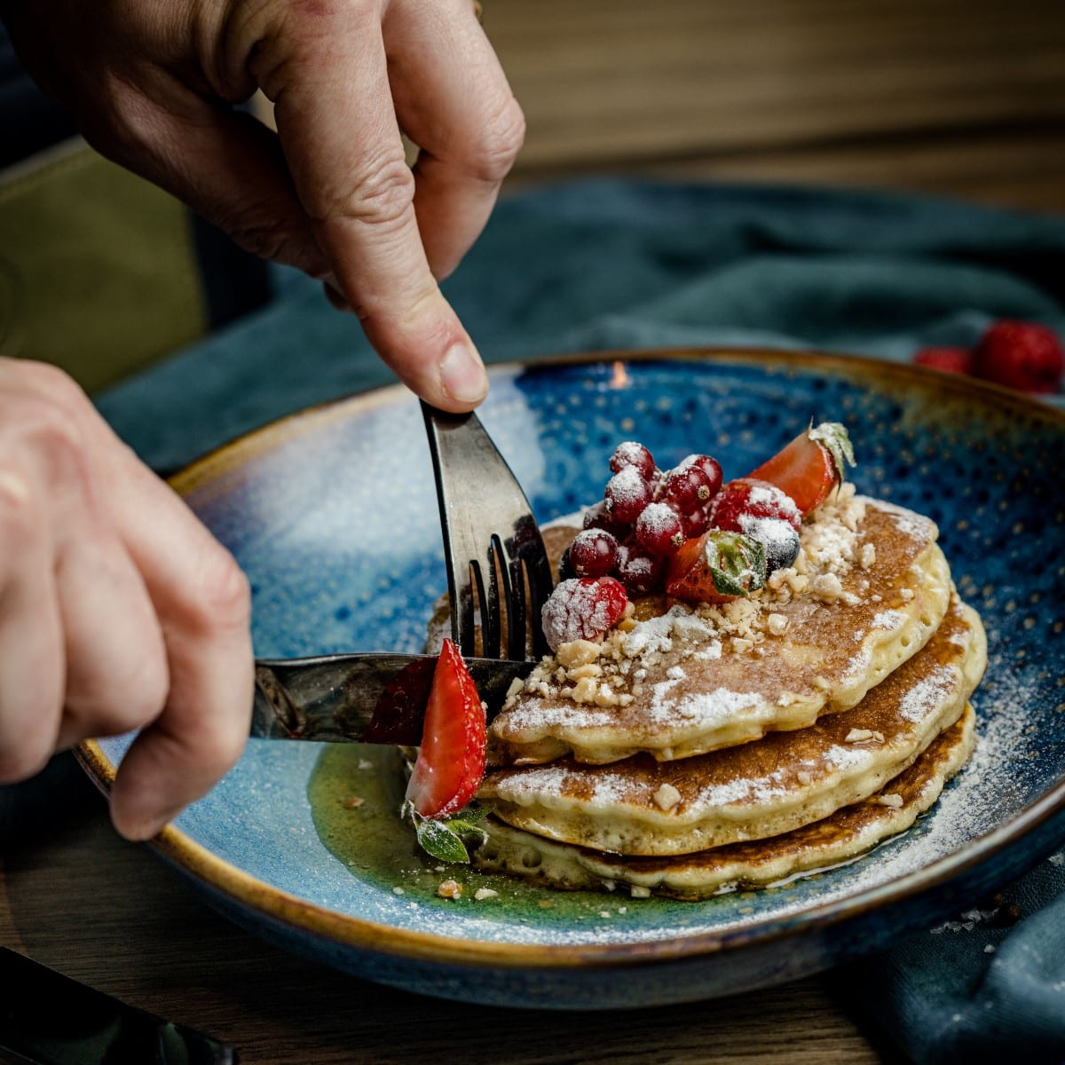 pancakes cu fructe de padure - meniu mic dejun Schiccheria