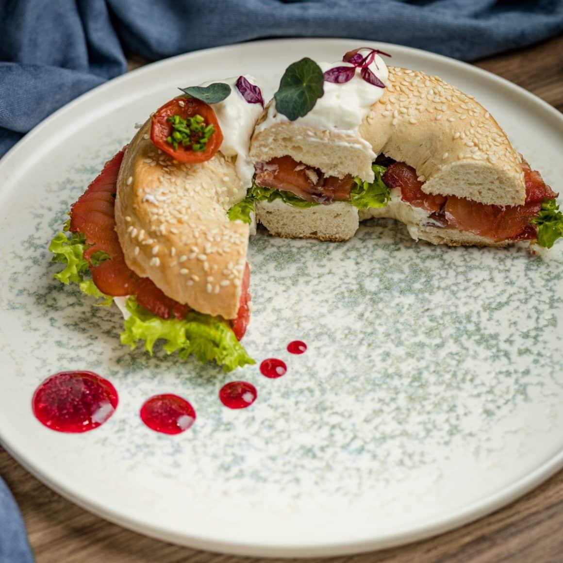 bagle cu prosciutto si salata