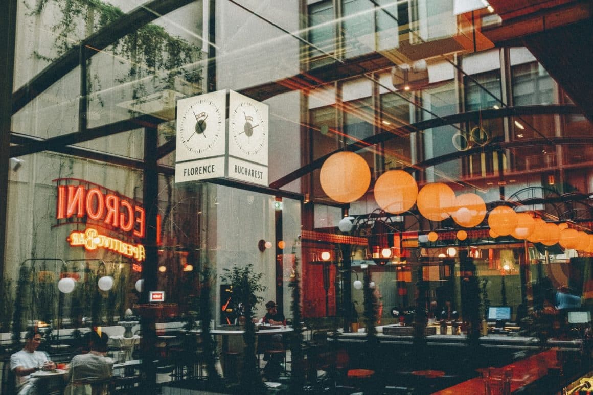 imagine catre interiroul curtea interioara de la Negroni Apertivo Bar fotografiata prin dreptul unui geam