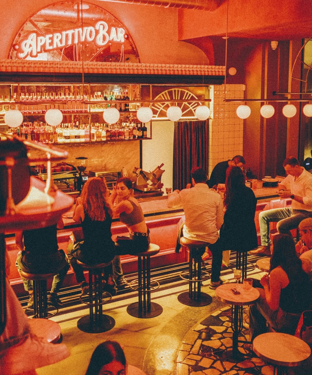 oameni asezati la bar la Negroni Aperitivo Bar București