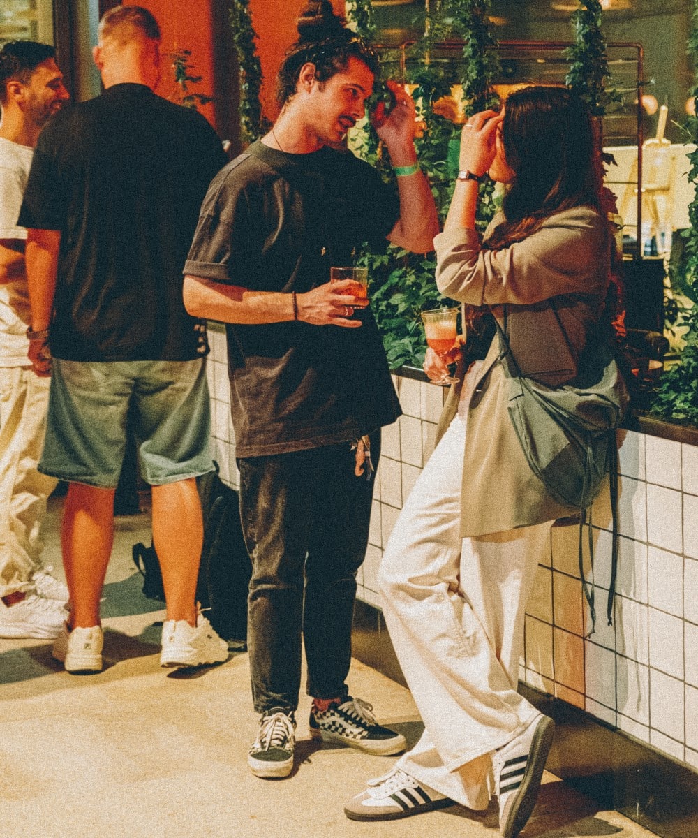 doi tineri stau de vorba Negroni Aperitivo Bar București