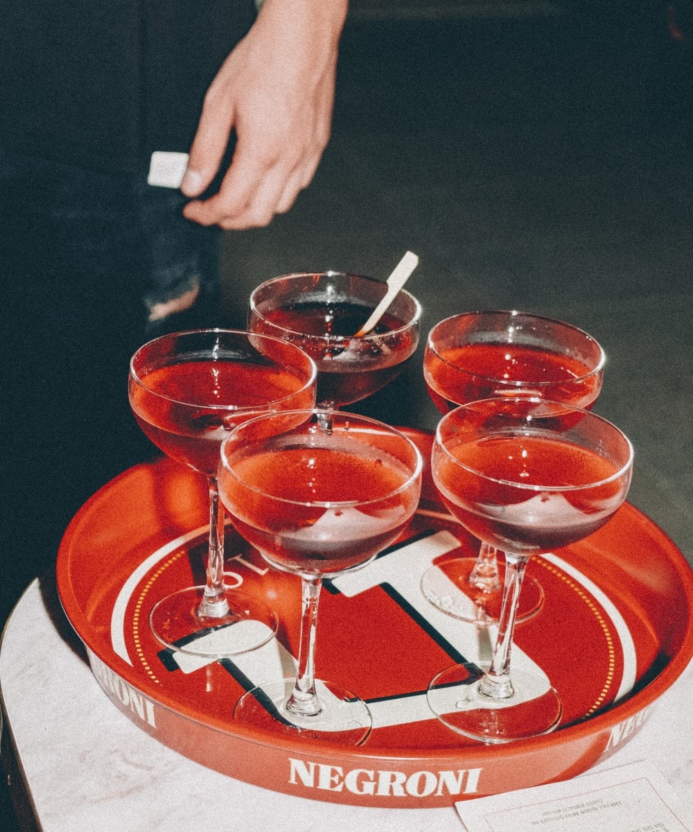 mai multe pahare de cocktail negroni