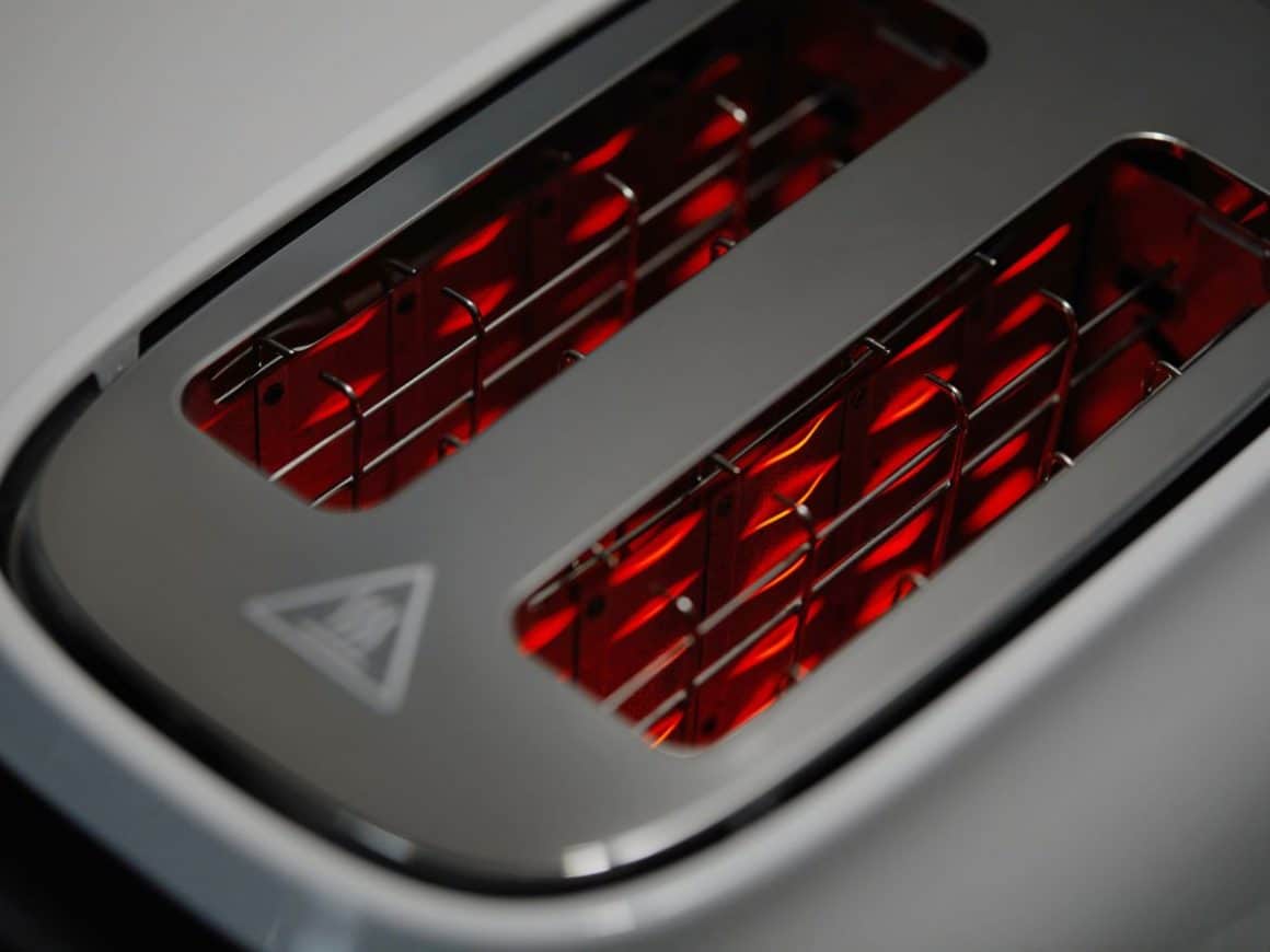 interiorul cu rezistentele ininse ale unui prăjitor de paine