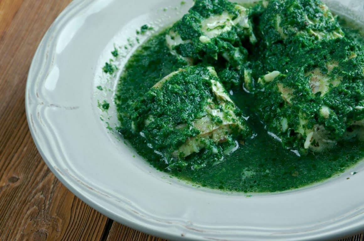 o portie de anghilă în sos verde, un fel tipic de mâncat în Bruges