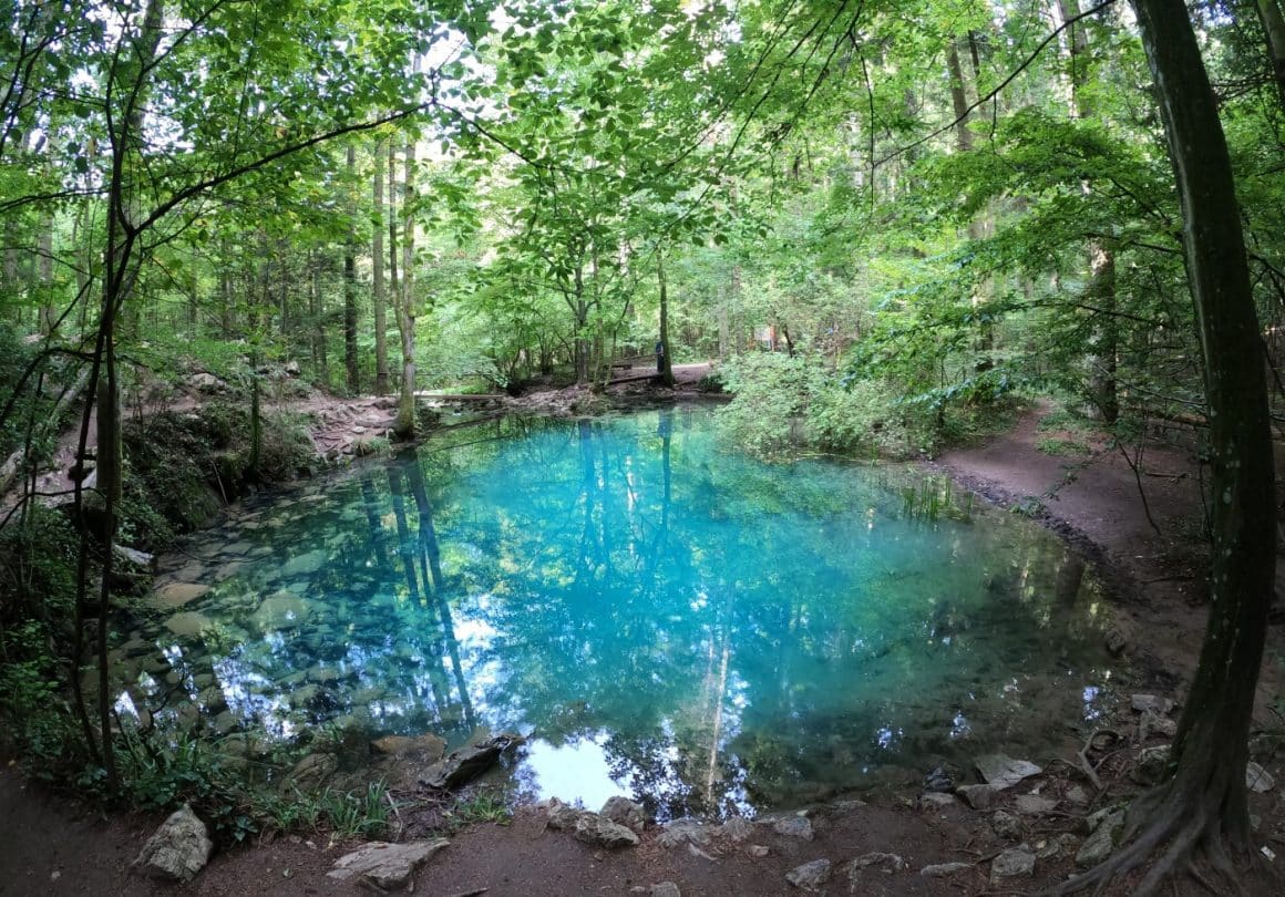 lacul Ochiul Beiului incnjurat de copaci. Trasee de munte. Cheile Nerei