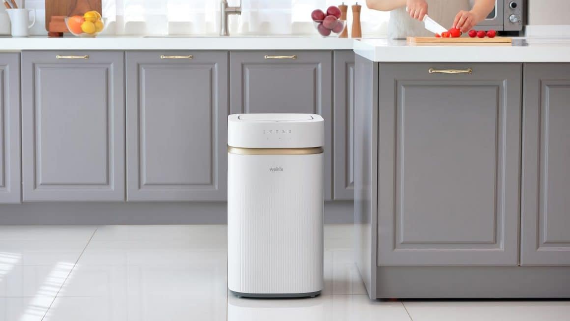 un cos de unoi inteligent este pus intr-o bucatarie cu mobilier gir