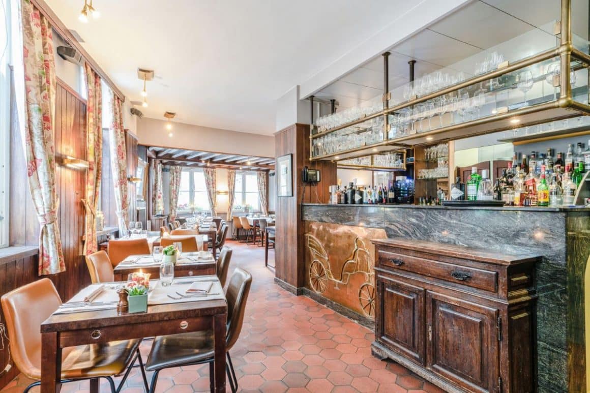 interiorul restaurantului de koetse din Bruges, cu decor clasic, cu mobilier de lemn