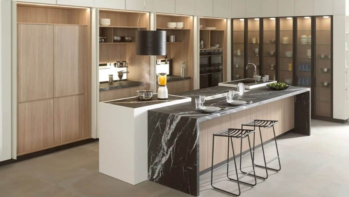 o bucatarie moderna cu o insula de gatit in mijloc