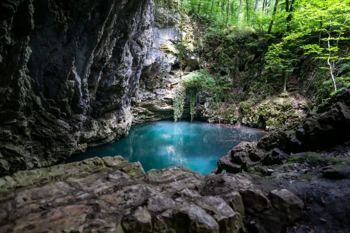 Lacul Dracului, Cheile Nerei. Trasee de munte.