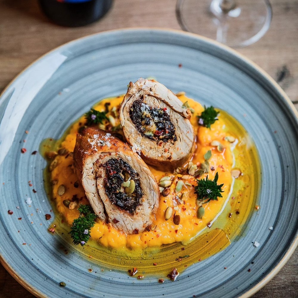 mușchiuleț de porc umplut cu prune uscate și cremă de brânză de burduf, piure de dovleac și semințe de dovleac prăjite. Noutăți din meniurile de toamnă la Bucătăria localfood