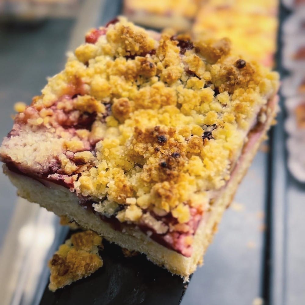 prăjitură cu prune de la Miez brutărie artizanala