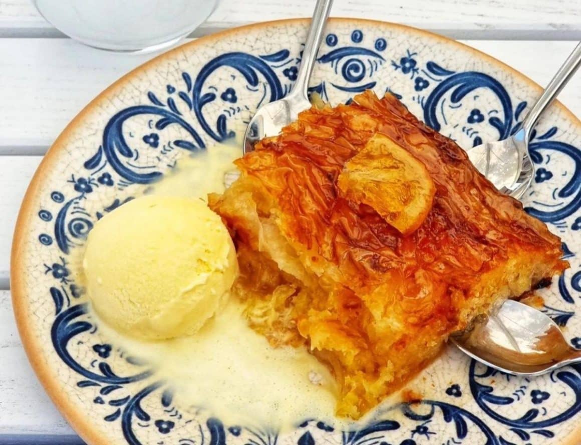 bucata de portokalopita servita cu inghetata de vanilie, la Nikos Taverna București