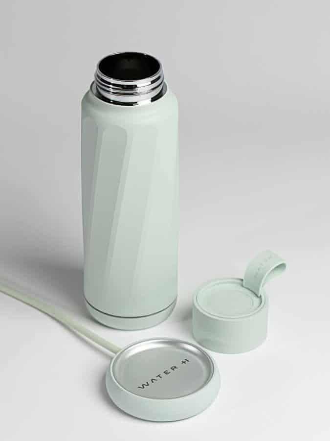 o sticla de apa inteligenta este asezata langa icnarcatorul si dopul ei