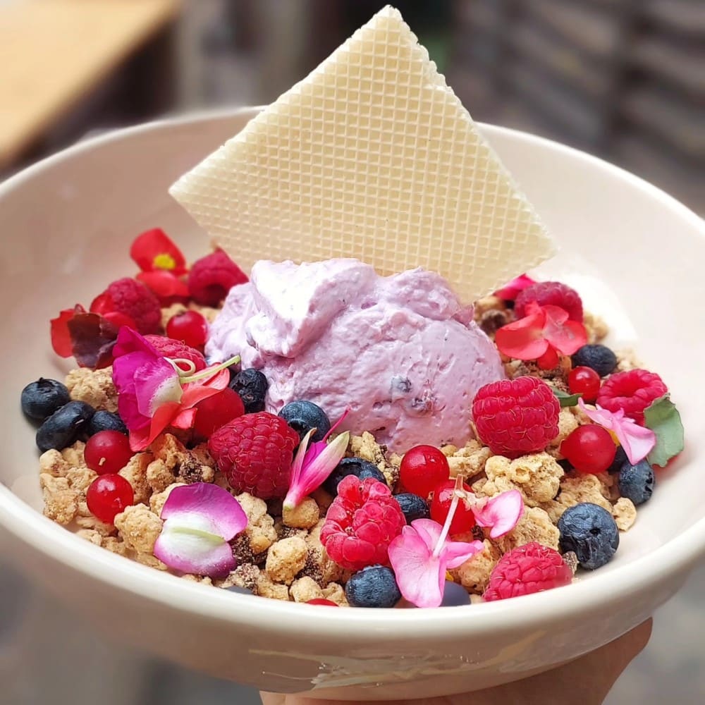 Granola on Steroids cu inghetata si napolitana la Switch Eat - noutăți din meniurile de toamnă