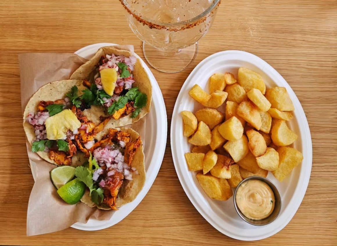 farfurie cu 3 tacos al pastor alaturi de o portie de patatas bravas la Al Pastor By Mat. Tacos București