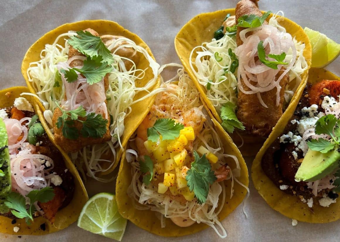 5 tacos, fotografiate de sus, la MAT București. Tacos București