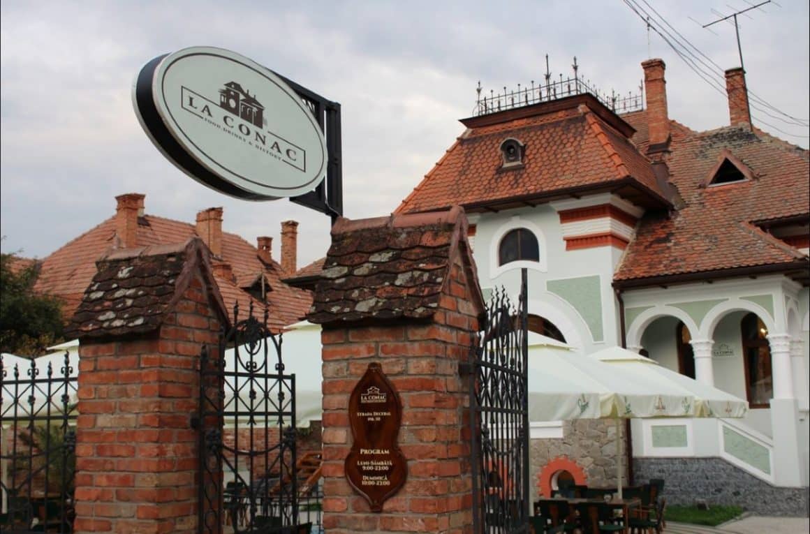 intrarea în restaurantul la conac din alba iulia