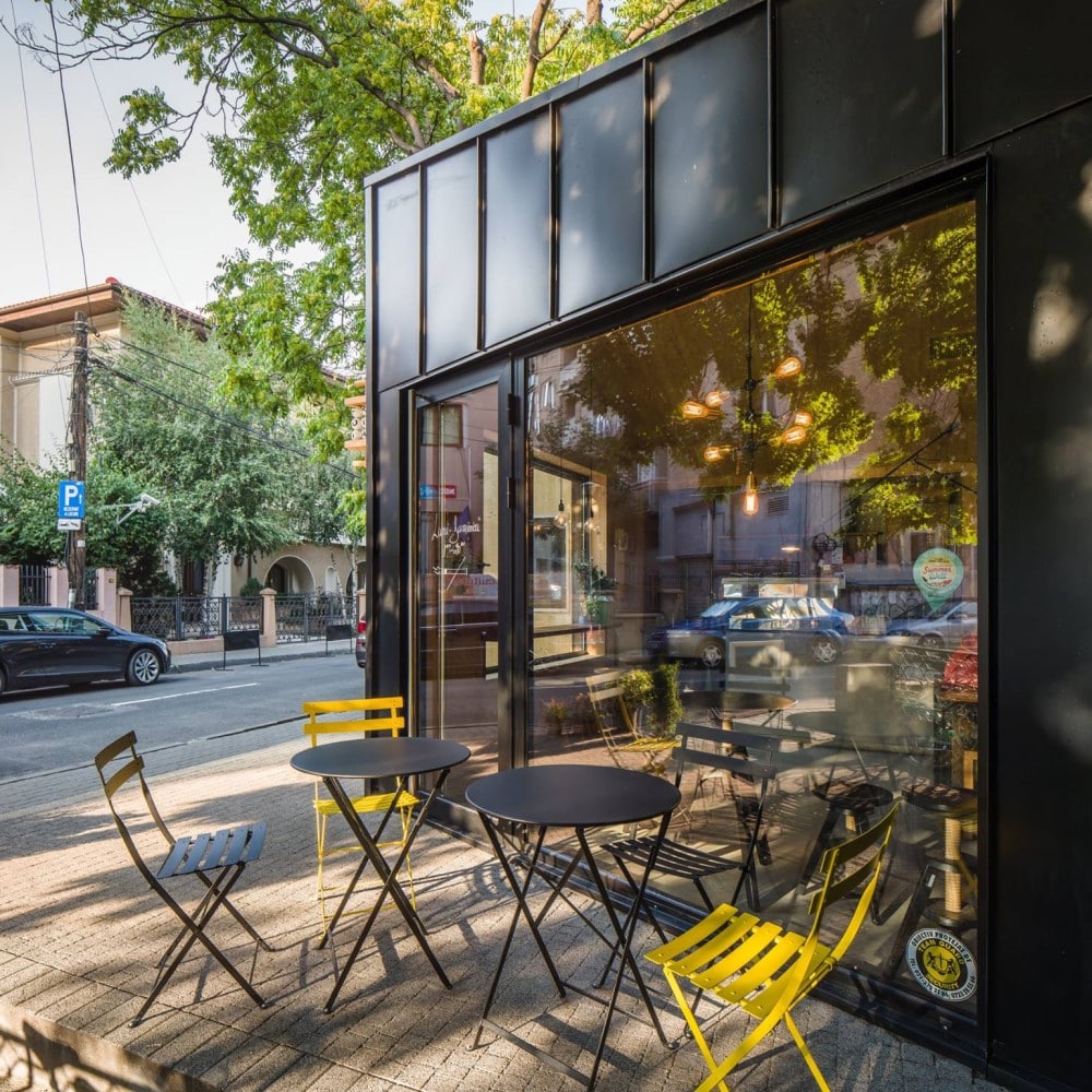 masa cu 2 scaune afara la Frudisiac, unul din localuri cu aer scandinav din București