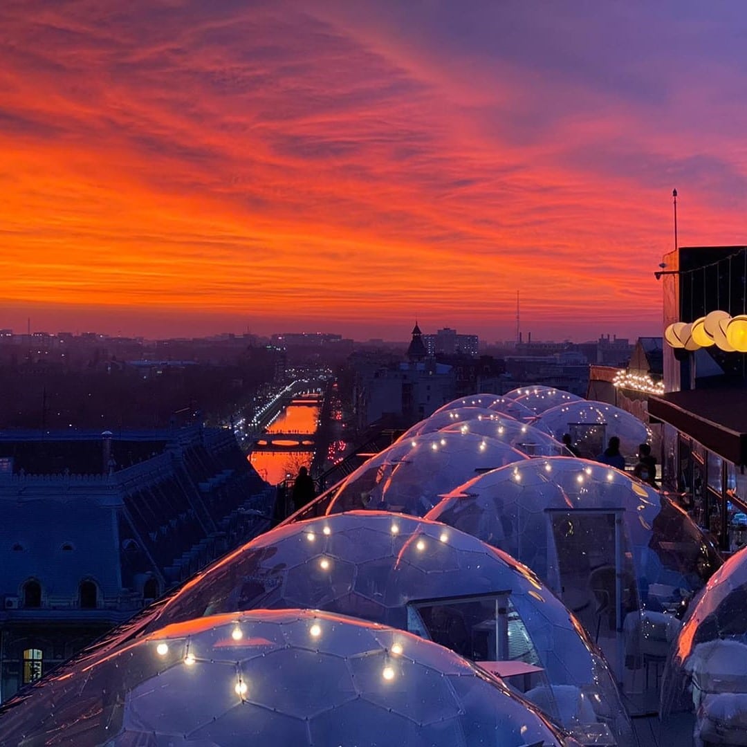 igluurile de la Linea closer to the Moon fotografiate la asfintit