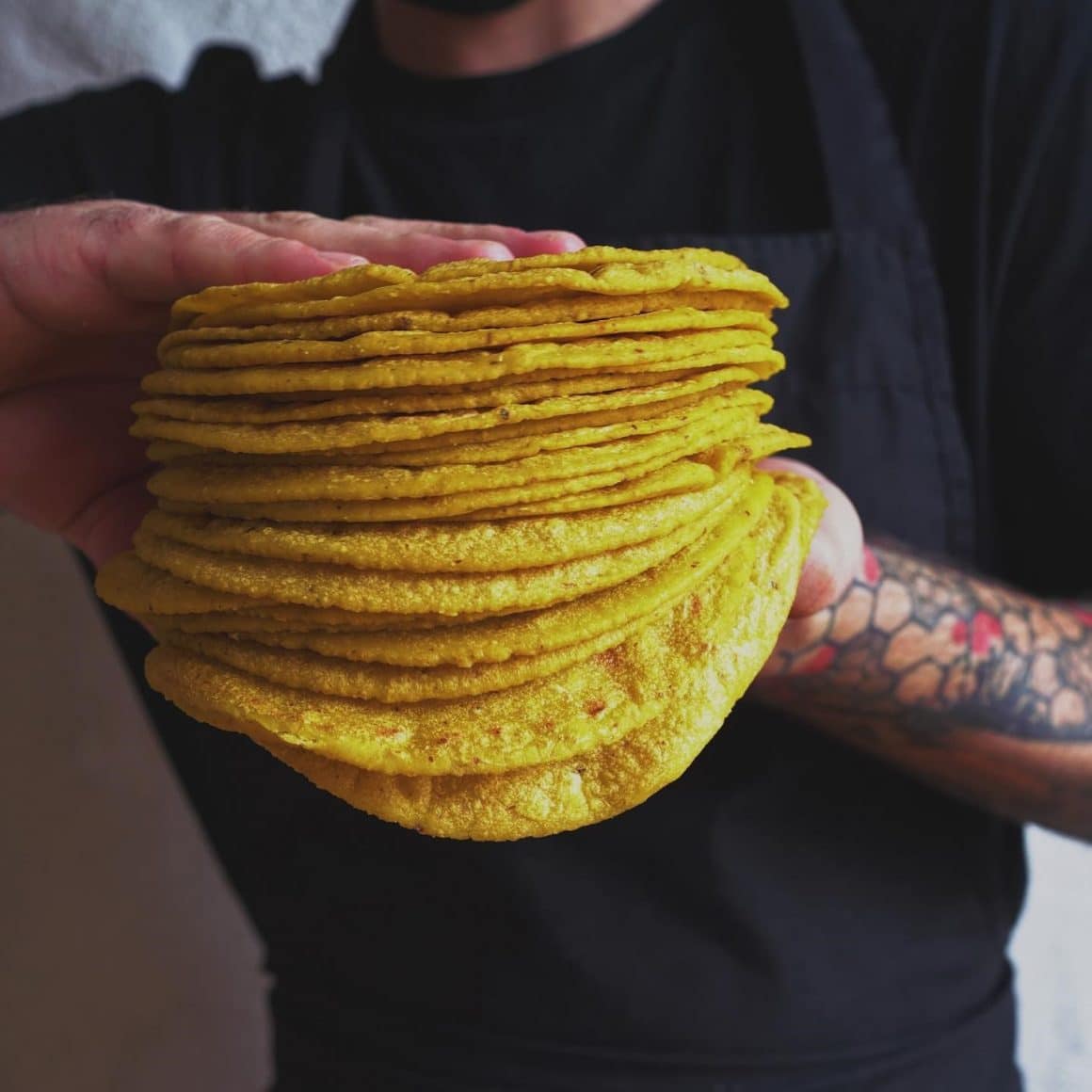 Chef ALex Iacob tine in mana mai multe foi de tacos, suprapuse