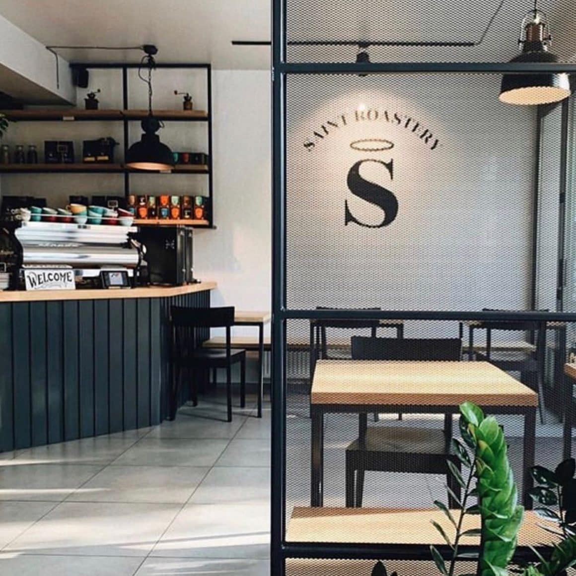 imagine din interiorul cafenelei Saint Roastery 