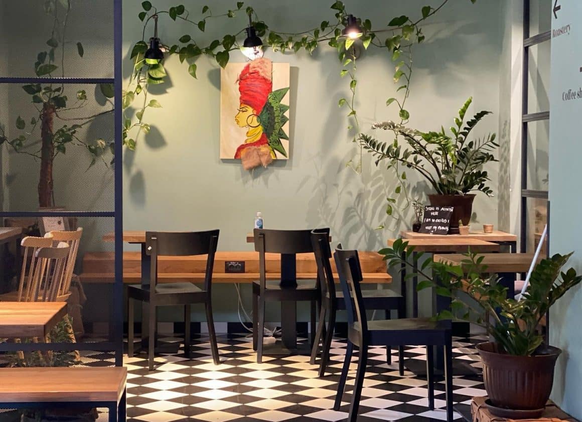 imagine din interiorul cafenelei Saint Roastery - localuri cu aer scandinav din București