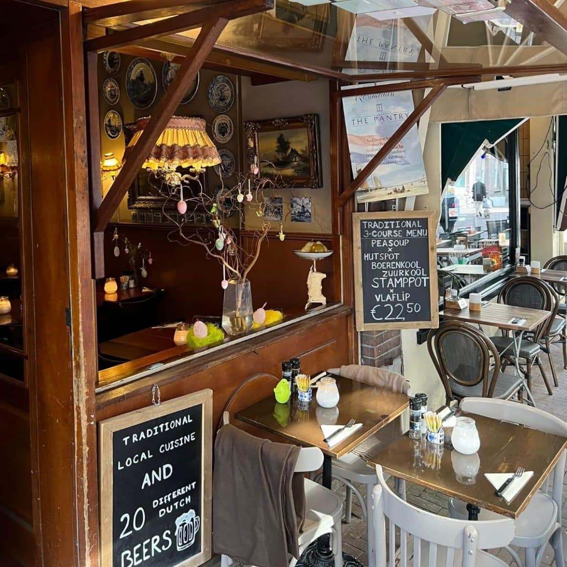 barul și două mese de la exteriorul the pantry, un restaurant din amsterdam