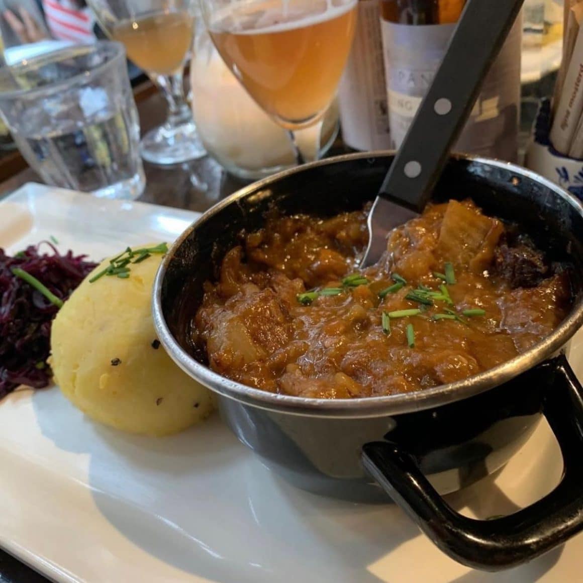 o tocană flamandă, ticpică bucătăriei olandeze, servită alturi de piure