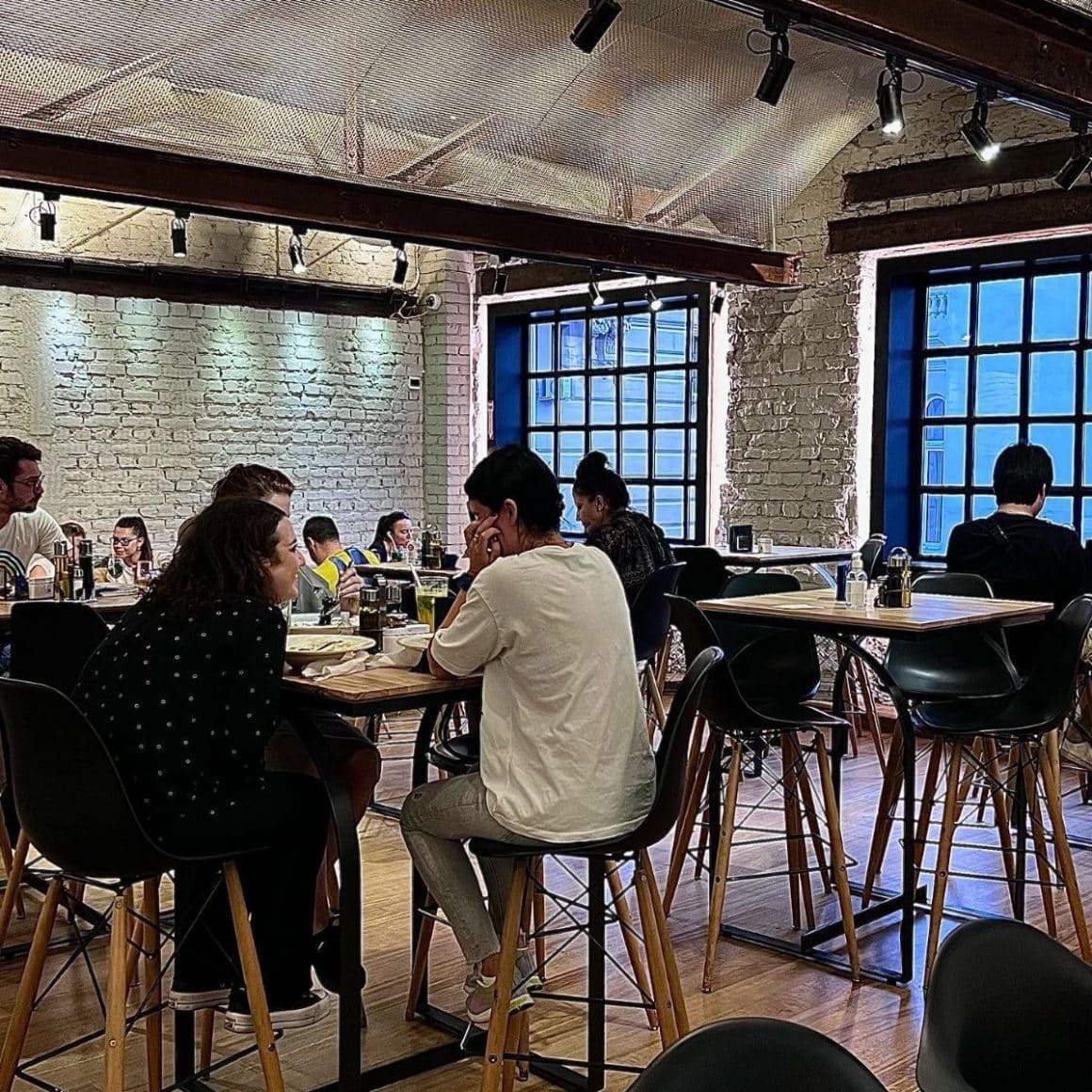 oameni stau la mase in restaurantul Alt Shift, unul din localuri cu aer scandinav din București