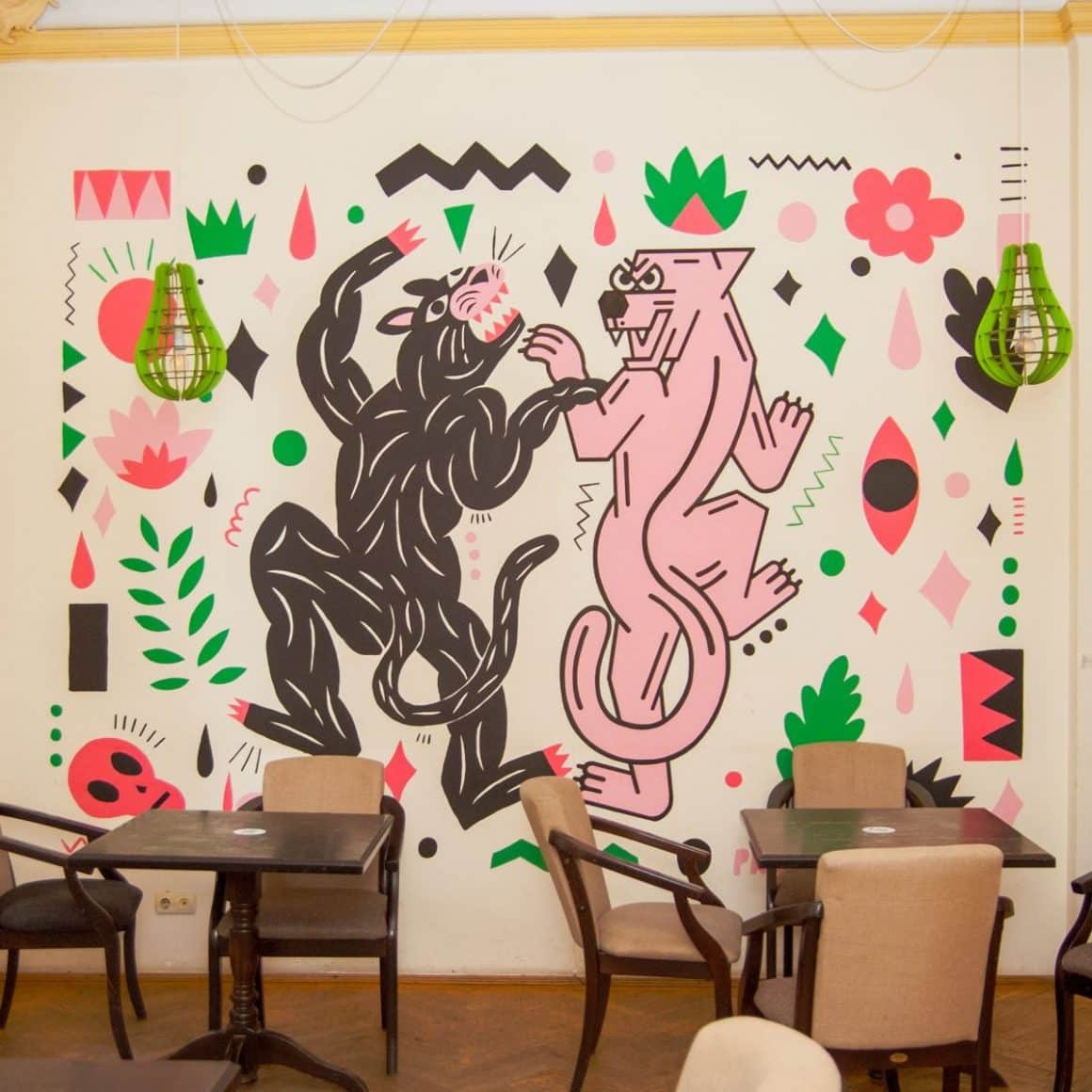 MESELE UNUI BAR CU BOARD GAMES ÎN BUCURESTI, AȘEZATE ÎN APROPIEREA UNUI DESEN MURAL