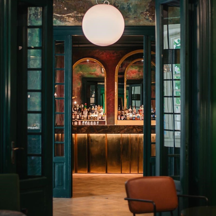 barul plin cu bauturi si iluminat discret de la Animaletto House, cunul din restaurante cozy din București