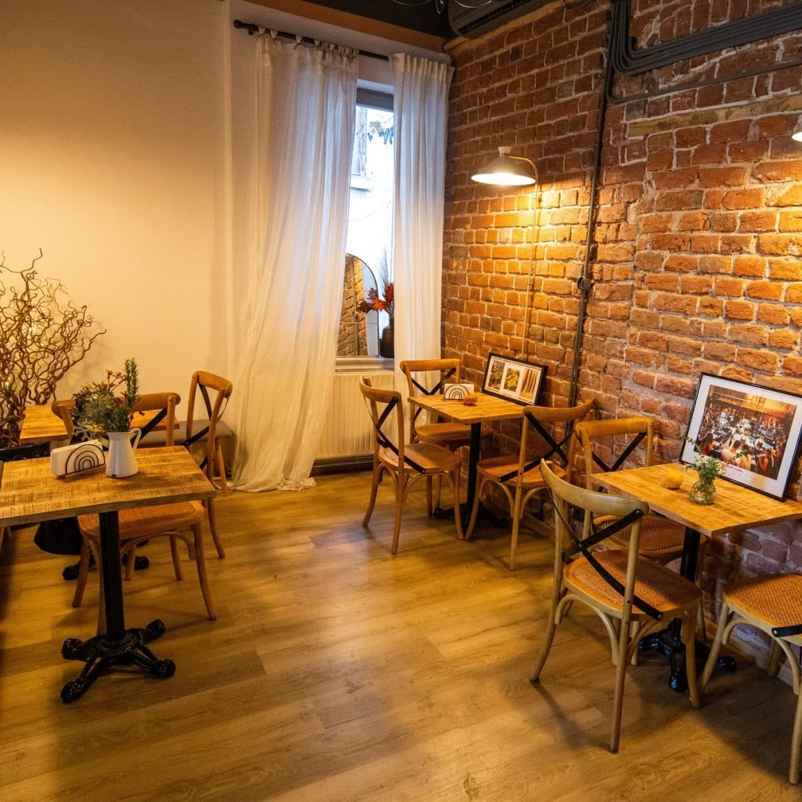 mese de 3 persoane, in dreptul unui perete de caramida aparenta, la Bacania Veche