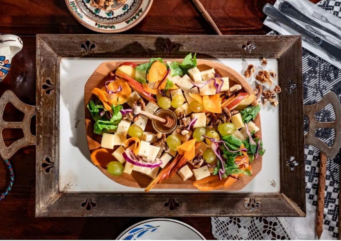 o portie de mancare pe un platu de lemn, într-un restaurant din alba iulia