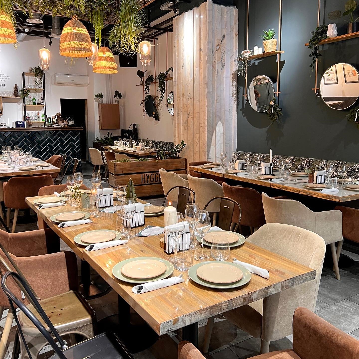 masa intinsa intr-un restaurant cu aer scandinav