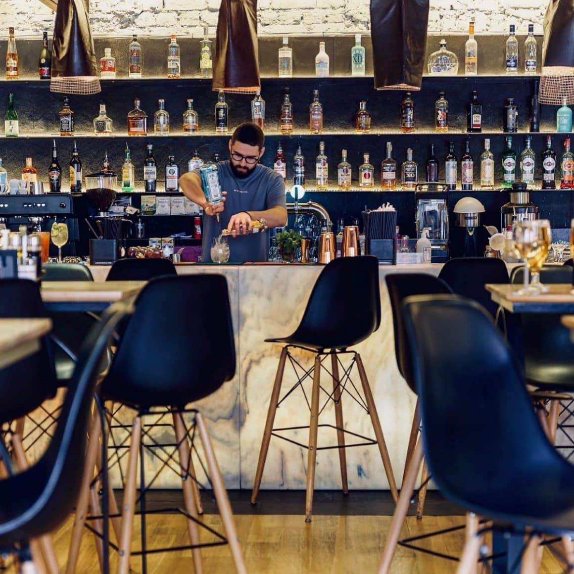 un barman prepară un cocktail la Alt Shift