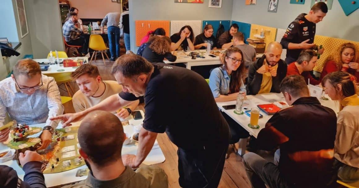 MAI MULTI TINERI SE JOACĂ BOARD GAMES ÎN BUCUREȘTI, LA MASELE UNUI BAR
