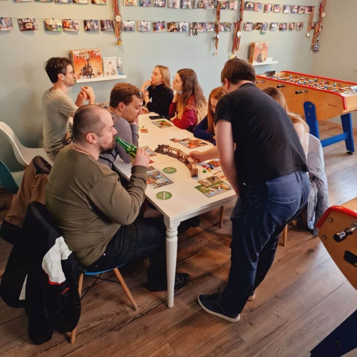 MAI MULTI TINERI SE JOACĂ BOARD GAMES ÎN BUCUREȘTI, LA MASELE UNUI BAR