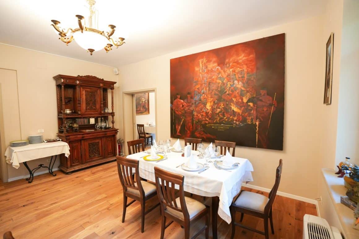 masa de la Zexe Zahana, amplasată în fata unui tablou mare