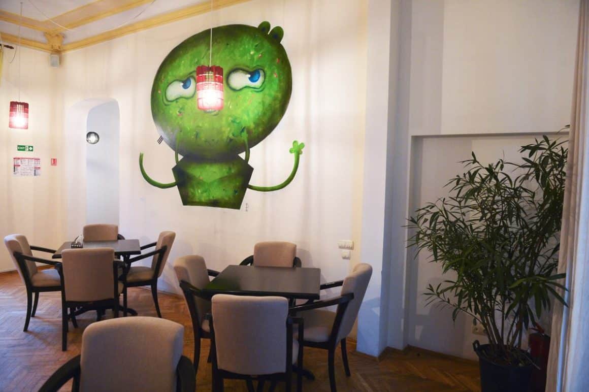 MESELE UNUI BAR CU BOARD GAMES ÎN BUCURESTI, AȘEZATE ÎN  APROPIEREA UNUI DESEN MURAL