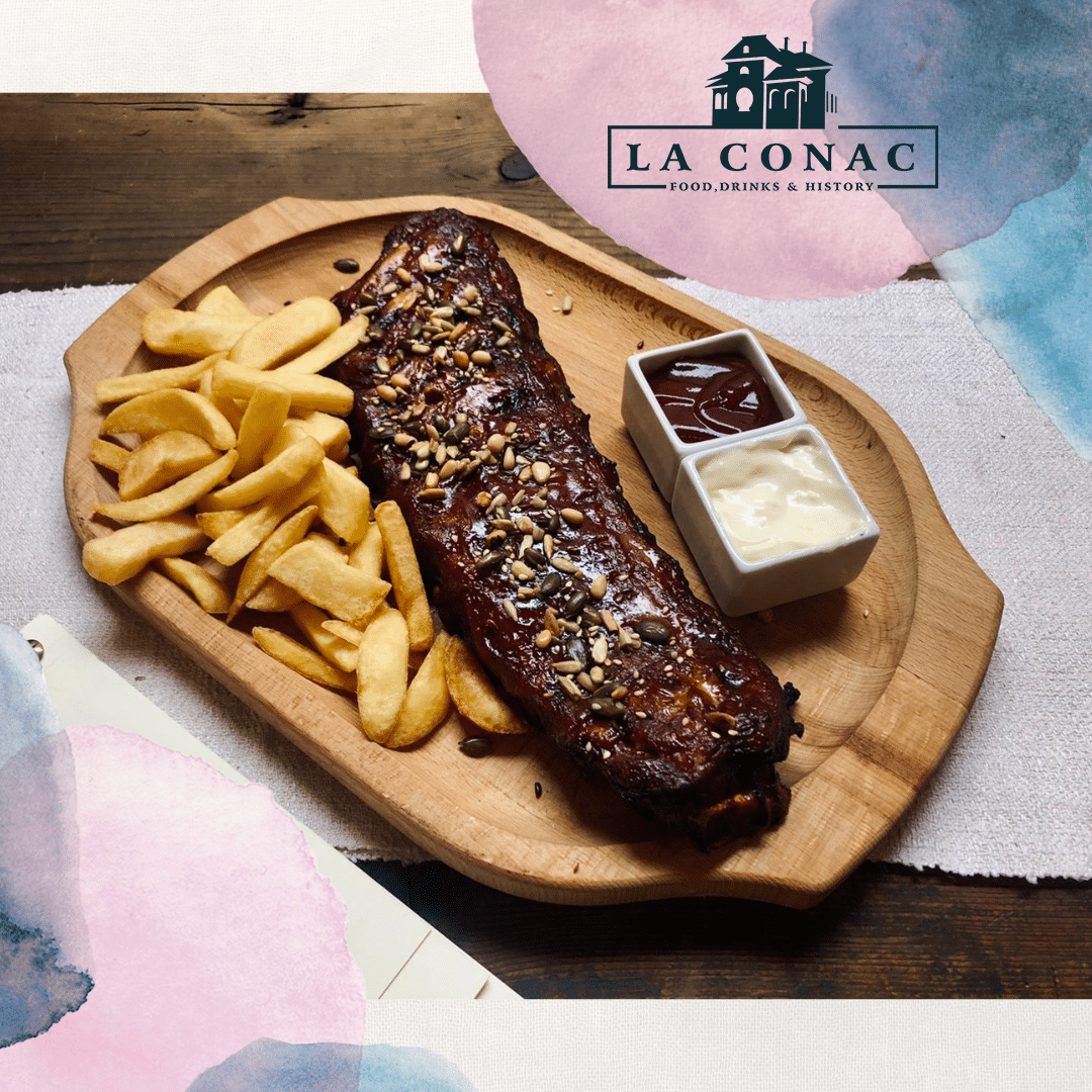 pe un platou de lemn este așezată o porție de cartofi prăjiți ți coaste cu sos barbecue la cuptor