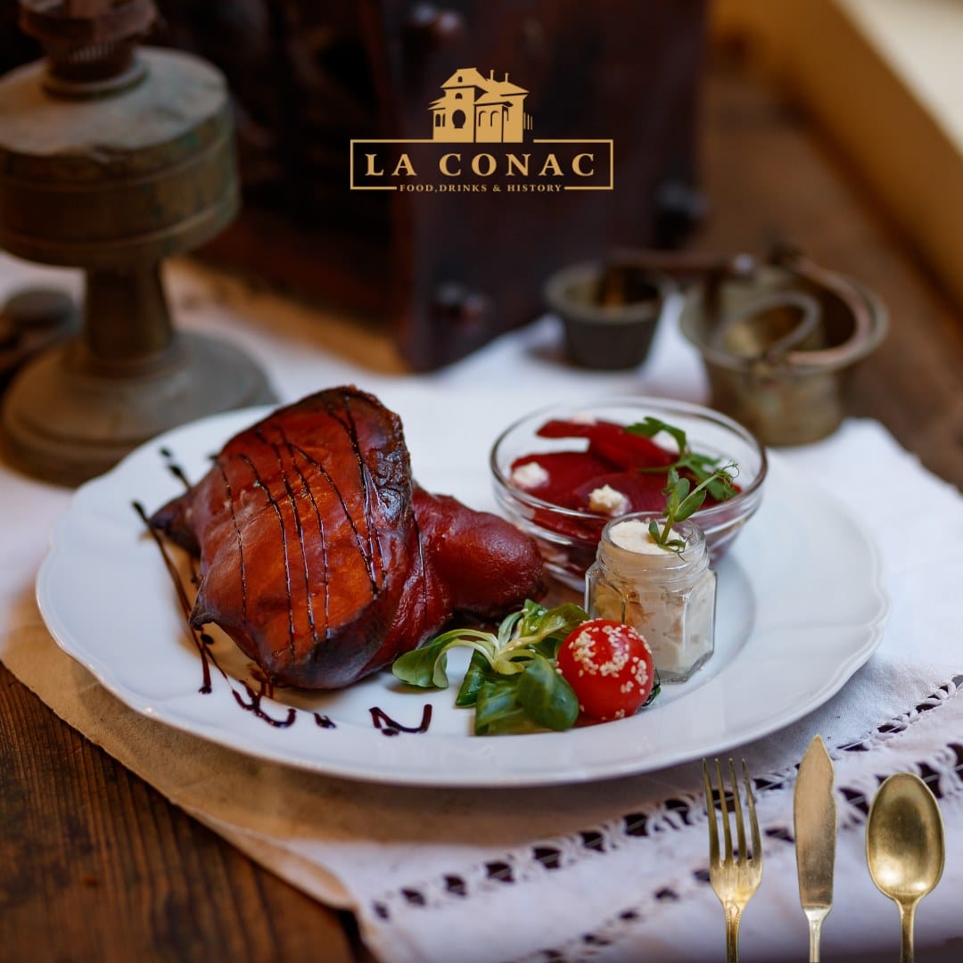 o porție de mâncare este servită pe o farfurie albă, într-un restaurant din alba iulia