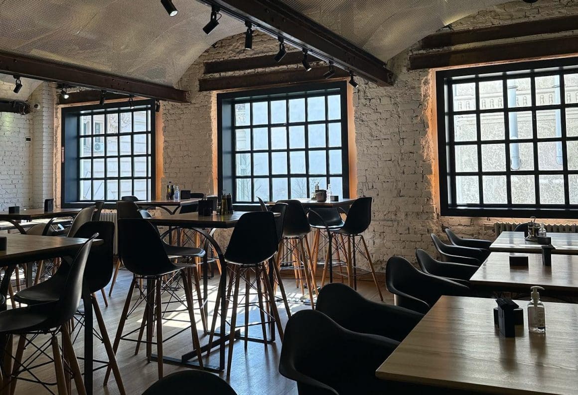interiorul restaurantului Alt Shift din București, unul din localuri cu aer scandinav