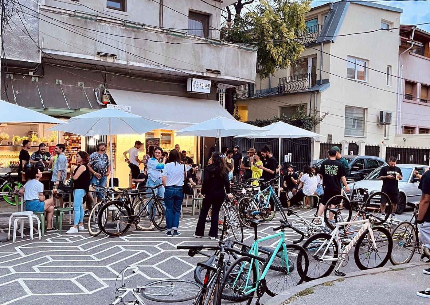 Cafenele micuţe, de stradă, super cochete. Pentru că esenţele tari se ţin în… „recipiente” mici